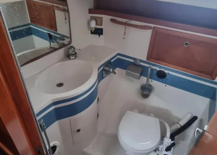 Botel Velero Clasico De Madera Sada