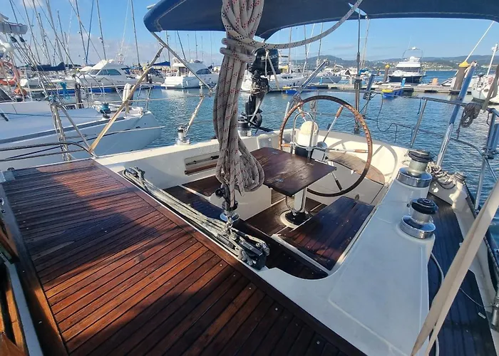 Botel Velero Clasico De Madera Sada